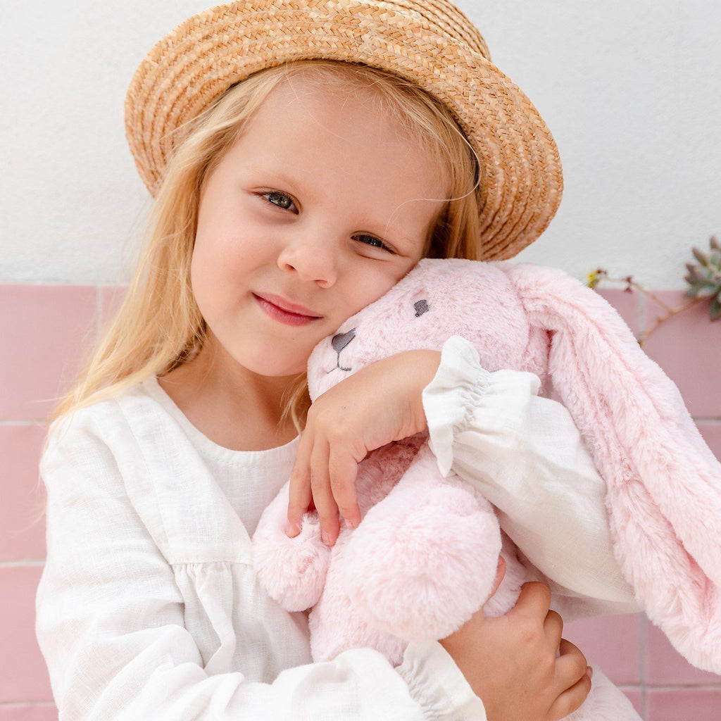 Bambini e animali di peluche